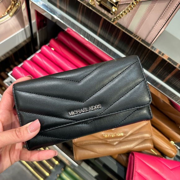 Michael Kors wallet - Picture 1 of 3